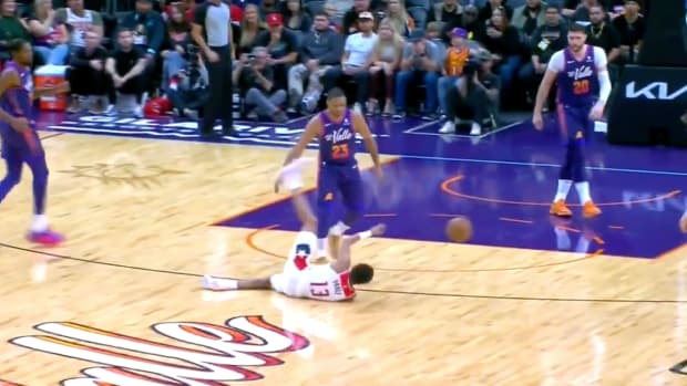 Jordan Poole falls on the ground